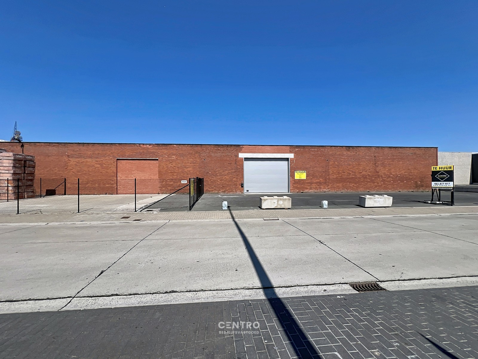 Magazijn van 2.400 m², extra parking en geïntegreerde kantoorruimte in nabijheid van vele baanwinkels vlak bij de RING van Poperinge ! - foto 5