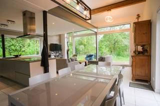 Wonen tussen stad en natuur. een unieke plek aan de Brusselse rand. Vrijstaand huis, 180 m2. De 1300m2grote tuin is bewust natuurvriendelijk ingericht en grenst aan natuurgebied. <br />Op nog geen 12km van centrum Brussel vind je deze quasi passief woning. Ze is zuidwest georIënteerd met 2 terassen (1 aan de woonruimte en 1 op de verdieping aan de bureau). De woning werd ontworpen met bijzondere aandacht voor licht en ruimte. De doordachte indeling biedt tal van mogelijkheden om de ruimtes aan je woonwensen aan te passen. Dankzij de vloerverwarming met koelfunctie is er het hele jaar een aangenaam binnenklimaat. De indeling is verassend flexibel. De 3 slaapkamers kunnen anders ingedeeld worden, de bureauruimte kan desgewenst omgevormd worden tot 4e slaapkamer. 2 ingerichtte badkamers zijn aanwezig. Op het zonneterras boven geniet je in alle privacy van de zon en het weidse uitzicht op het groen.<br />Deze wonng is meer dan een huis. Het is een plek waar duurzaam wonen, architectuur, licht en natuur elkaar ontmoeten in de driehoek Brussel-Gent-Antwerpen.