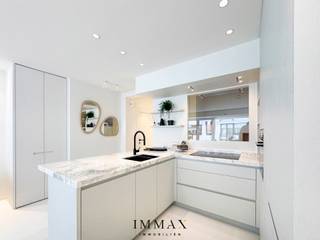 Magnifiek gerenoveerd 3 SLK-appartement met zeezicht gelegen te Knokke-Zoute. <br /><br />Indeling: inkomhal met vestiaire en gastentoilet.<br />Ruime lichtrijke woonkamer met volledig ingerichte moderne keuken.<br />Het appartement werd uitgerust met 2 ruime slaapkamers en 1 slaapkamer voorzien van stapelbed. Alle slaapkamers werden tot in de puntjes afgewerkt inclusief ingemaakte kasten.<br />Aparte luxueuze badkamer met inloopdouche, dubbele lavabo en toilet. <br />Aan de achterzijde bevindt zich een zuidgericht zonneterras. <br /><br />Kelderberging en fietsenberging aanwezig in het gebouw. Mogelijkheid tot aankoop van een garage in de nabije omgeving van het appartement. Meubilair inbegrepen.<br />Maatregelenregister in aanvraag.<br /><br />Aarzel niet om ons te contacteren voor meer info: tel. : 050 62 44 14 of via knokke@immax.be