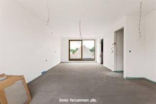 <p><span>Uniek nieuwbouw triplex appartement met knap terras en garage in hartje van het landelijke Duffel-West.</span></p><p><span> </span></p><p><span>Dit energiezuinig duplexappartement combineert ruimte en comfort met een topligging. Het appartement is in laatste fase van afwerking en wordt voorzien van uiterst kwalitatieve materialen. Energiezuinigheid is een absolute troef (E-peil 10), o.a. dankzij vloerverwarming via warmtepomp, zonnepanelen, etc. met een vrijstelling op de onroerende voorheffing tot gevolg (5 jaar).</span></p><p><span> </span></p><p><span>Op de tweede verdieping geniet van een unieke woonruimte in loftstijl met prachtig vergezicht op groen en kasteel Ter Elst. Deze lichtrijke leefruimte is tevens ingericht met volledig afgewerkte keuken. Dit unieke appartement is voorzien van twee volwaardige master bedrooms elk met ensuite badkamer, voorzien van inloopdouche en toilet. De doordachte indeling biedt diverse mogelijkheden, bv. ideaal voor gezinnen, co-housing of als investeringspand / opbreingsteigendom. Achteraan is er een zeer ruime garagebox, met plaats voor wagen en fietsen, verplicht bij aan te kopen aan €40.000 excl. btw.</span></p><p><span> </span></p><p><span>Het appartement geniet een absolute topligging pal in het dorpscentrum van Duffel-West, vlakbij winkels, wekelijkse markt, scholen, sport- en ontspanningsmogelijkheden. Een vlotte bereikbaarheid is gegarandeerd dankzij openbaar verover, nabij gelegen station, fietsostrade en belangrijke invalswegen centraal tussen Brussel - Antwerpen en Mechelen - Lier.</span></p><p><span> </span></p><p><span>Oplevering voorzien augustus 2026. 6% BTW mogelijk !</span></p><p><span>Bezoek enkel na afspraak, vrijblijvende info op kantoor: 015/755 444 of <span>info@immovercammen.be</span></span></p><p><span> </span></p>