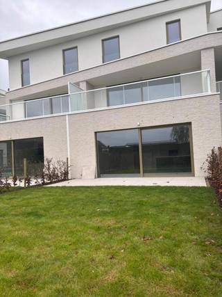 <p>Mooi gelijkvloers appartement voorzien van een ruime leefruimte met open keuken, aansluitende berging, apart toilet, 2 slaapkamers, badkamer met douche en dubbele lavabo. Een ruim terras grenzend aan de leefruimte en een aangename groene tuin afgesloten door hagen. <br />De verwarming wordt voorzien met een geothermische warmtepomp op zonnepanelen waardoor de stookkosten aanzienlijk lager liggen dan bij een gasketel. Het appartement voldoet aan de zuinigste energienormen om met deze dure energieprijzen te genieten van een betaalbaar wooncomfort.<br /><br />Het project "Rubenspark" is gelegen op de Mechelsesteenweg te Blaasveld, kort bij het centrum en op wandelafstand van een kleuter- en lagere school, en van verschillende winkelketens zoals Delhaize en Okay. Er is een vlotte bereikbaarheid via de A12 en de E19. <br />Aan de zijde van de Mechelsesteenweg komt een mooi, hedendaags gebouw met 19 appartementen over 4 verdiepingen. Met een ruime keuze tussen 1,2 en 3 slaapkamer-appartementen. Alle terrassen kijken uit op het groene en rustige binnen gebied aan de achterzijde.<br />Achter de appartementen in de groene binnentuin creëren we 12 wooneenheden genoemd stapelwoningen.<br />De gelijkvloerse 2 slaapkamer woningen zijn voorzien van een privatieve tuin en terras en de appartementen zijn allemaal voorzien van een ruim terras. Het project beschikt over een ondergrondse keldergarage en mooie gemeenschappelijke tuinen.<br />In dit groene kader, zal dit project vooral de focus leggen op hedendaagse architectuur en uitgedachte buitenaanleg om een bijzondere woongelegenheid te creëren.</p>