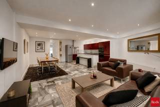 <p><span><strong>Prachtig gelijkvloersappartement met stadstuin op absolute toplocatie</strong><br /><br />Sommige appartementen voelen meteen als een thuis. Dit karaktervolle gelijkvloerse appartement van circa 100 m² is daar zonder twijfel één van. Het beschikt over twee afzonderlijke en volledig afsluitbare kamers, waarvan één momenteel als ruime hoofdslaapkamer is ingericht. De tweede volwaardige kamer kan perfect dienstdoen als extra slaapkamer, comfortabele logeerkamer, dressing of afzonderlijk thuiskantoor.</span></p>
<p><span>Het appartement is gelegen aan het begin van de Lange Leemstraat, op een bijzonder gegeerde locatie vlak bij de Leien en het Zuid. Hier woont u op wandelafstand van winkels, horeca en openbaar vervoer, terwijl u aan de achterzijde geniet van een uitzonderlijk ruime en rustige, zuidwestgerichte stadstuin van circa 35 m².</span></p>
<p><span>Dit karaktervolle pand werd in 2008 omgevormd van kantoorruimte tot een stijlvol en hedendaags appartement, waarbij kwaliteit en ruimte centraal staan. De prachtige groene natuurstenen vloer loopt doorheen bijna het volledige appartement en zorgt voor een warme, tijdloze uitstraling.</span></p>
<p><span>Bij het binnenkomen komt u terecht in de inkomhal met vestiaire en gastentoilet. Vanuit de hal betreedt u de ruime en lichtrijke leefruimte met open keuken en centraal keukeneiland. De keuken is volledig geïnstalleerd en uitgerust met hoogwaardige toestellen, ideaal voor wie houdt van comfort, koken en gezellig samenzijn.</span></p>
<p><span>Aansluitend bevindt zich de royale hoofdslaapkamer met ingemaakte kasten. Vanuit deze slaapkamer heeft u rechtstreeks toegang tot de ruime, zuidwestgerichte stadstuin van circa 35 m²: een heerlijke plek om in alle rust van de zon te genieten, gezellig te tafelen of vrienden te ontvangen.</span></p>
<p><span>Via een stijlvolle mezzanine bereikt u de ruime badkamer, voorzien van een dubbele lavabo, een ligbad en een inloopdouche.</span></p>
<p><span>Aan de straatzijde beschikt het appartement over een tweede volwaardige kamer met ingemaakte kasten. Deze ruimte kan volledig worden afgesloten en is perfect geschikt als extra slaapkamer, comfortabele logeerkamer, dressing of afzonderlijk thuiskantoor.</span></p>
<p><span>Bovendien worden de ramen en profielen aan de straatzijde nog vernieuwd. Dit zal het thermische en akoestische comfort van het appartement verder verhogen.<br /><br /><strong>Extra troeven</strong></span></p>
<span>Circa 100 m² bewoonbare oppervlakte</span><br /><span>Twee afzonderlijke en volledig afsluitbare kamers</span><br /><span>Uitzonderlijk ruime, zuidwestgerichte stadstuin van circa 35 m²</span><br /><span>Videofoon aanwezig</span><br /><span>Aansluiting voor was- en droogmachine discreet geïntegreerd in de vestiaire</span><br /><span>Ondergrondse parkeerplaats verplicht aan te kopen voor €35.000 — een bijzonder waardevolle troef op deze toplocatie, waar parkeren schaars is</span><br />
<p><span>Een prachtig en instapklaar appartement op een topligging, waar ruimte, licht, comfort en een uitzonderlijke buitenruimte perfect samenkomen.</span></p>
<p><span>Interesse? Voor meer informatie of het plannen van een bezichtiging kan u Xander contacteren via 0497 18 10 84 of </span><span>Xander@reds.be</span><span>.</span></p>