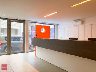 Heel goed gelegen handelspand / instapklare kantoren met private parking | BeverestraatWerkelijk instapklaar pand met ontvangstburelen, 2...