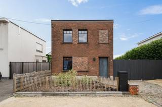 Deels gerenoveerde woning met 3 slaapkamers op wandelafstand van centrum van Heist-op-den-Berg. Deze soliede woning biedt vele mogelijkheden en kan...
