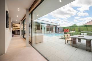 TOPGELEGEN in het VILLAPARK: exclusieve luxe-villa met zwembad en prachtige tuin zonder inkijk, op 1.617 m2.Aangelegd terras, oprit, omheinde tuin in...