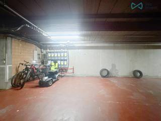 Parkeerplaats in het centrum, vlakbij het station en het Schouwburgplein.Afmetingen: 2.75m x 5.15m...