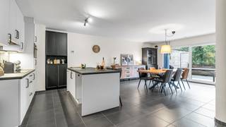 Welkom aan de Pieter Bruegelstraat 5/2 in Beringen, waar dit prachtige gelijkvloerse appartement uit 2019 comfort, ruimte en hedendaagse...