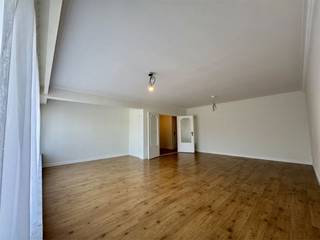 Wonen in het Hart van Turnhout: ruimte en energiezuinigheid (A-Label)<br />Droomt u van een ruim en energie-efficiënt appartement op een gunstige centrale locatie? Grijp dan nu uw kans! Wij presenteren dit ruime appartement, pal in de stadskern van Turnhout, in de Korte Gasthuisstraat 30.<br /><br />Centraal Comfort met Lift<br />Gelegen op de 2e verdieping, bereikbaar met de lift, biedt dit pand u het gemak van het stadsleven.<br /><br />Indrukwekkende Ruimte en Indeling<br />Met een royale oppervlakte van 124m² (volgens het EPC-rapport), biedt dit appartement verrassend veel leefruimte:<br />- U wordt onthaald in een inkomhal/gang met handige vestiairemogelijkheid.<br />- De lichtrijke leefruimte vormt het perfecte decor voor ontspanning en gezelligheid.<br />- De woning beschikt over een aparte keuken, een ruime (voorraad)berging en een apart toilet.<br />- De badkamer is uitgerust met een moderne, betegelde inloopdouche.<br />- De hoofdslaapkamer is uitzonderlijk ruim en beschikt over een aparte hoek, ideaal voor het inrichten van uw droomdressing.<br />- Aanpalend beschikt u over het overdekt balkon.<br />- Verder is er een tweede slaapkamer.<br /><br />De Onbetwistbare Troef: EPC-Label A! <br />Dankzij recente investeringen, waaronder de installatie van nieuw buitenschrijnwerk met hoogrendementsbeglazing, mag dit appartement pronken met een zeer gunstig EPC (A-label). Dit betekent: maximaal wooncomfort én lage energiefacturen!<br />Extra Opslag<br />In de ondergrondse kelder beschikt u over een eigen kelderberging, perfect voor al uw extra spullen.<br /><br />Of u nu op zoek bent naar uw nieuwe thuis waar u onmiddellijk kunt intrekken, of naar een rendabele investering met een uitstekend verhuurpotentieel door de centrale ligging en energieprestatie: neem contact met ons op om dit appartement te ontdekken! <br />Alle info en bezichtigingen via ARES vastgoed- &amp; landmeetbureau te Beerse.<br /><br />