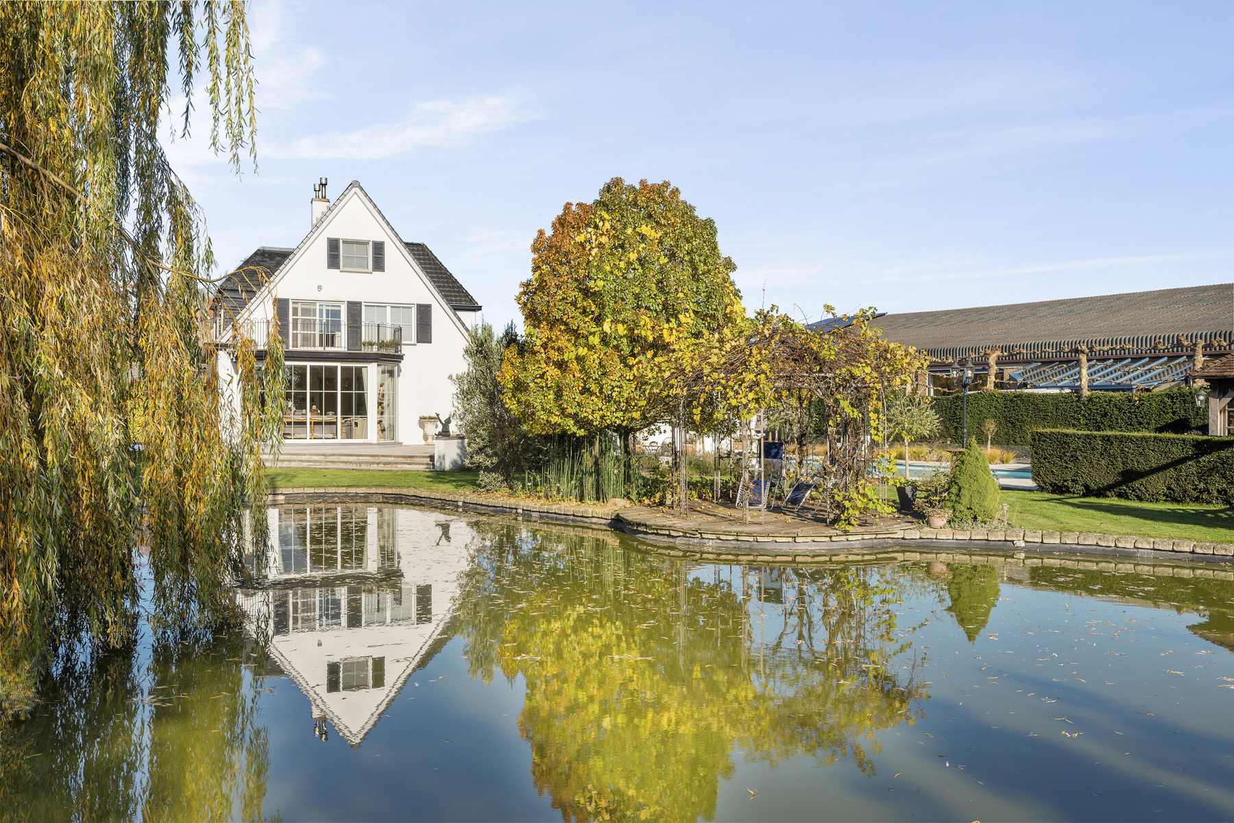 Villa op 2.890m2 met zwembad, vijver en loods - foto 5