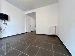 In het centrum van Zottegem vinden we deze instapklare starterswoning of investeringspand, voorzien van een lichtrijke leefruimte, ingerichte...