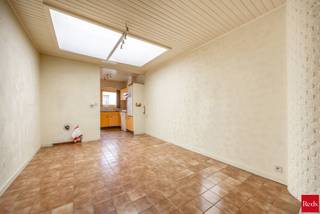 Deze te renoveren woning telt 3 slaapkamers, heeft een garage met oprit en een tuin (40m²)<br /><br />Op het gelijkvloers bevindt zich de inkom , de garage met sektionale poort en met een oprit , de living met open keuken, een aparte berging, een aparte wc en de tuin met een tuinhuis.<br /><br />De living heeft een stenen vloer eveneens als de open keuken.<br /><br />De open keuken is uitgerust met een kookvuur , een dampkap, een vaatwasser, een dubbele spoelbak, ijskast en met kasten boven en onder.<br />De keuken geeft uit op de veranda en tuin en tuinhuis.<br /><br />Op de eerste verdieping bevindt zich 1 slaapkamer en de badkamer met ligbad en aparte douche en wc.<br />Op de 2de verdieping hebben de overloop en 2 slaapkamers.<br /><br />De ramen zijn met dubbele beglazing.<br /><br />stedenbouwkundig uittreksel is in aanvraag.<br /><br />Voor meer info of een bezoek ter plaatse kan u vrijblijvend contact opnemen met Philip op het nr.: 0476/999.029 of philip@reds.be