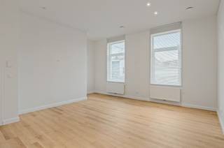 <p><span>In het centrum van Mariaburg gelegen duplex met twee slaapkamers en mooi, ruim terras.</span></p><p><span>Dit appartement werd recentelijk volledig gerenoveerd tot een echt pareltje.</span></p><p><span>Het appartement zelf beschikt op de eerste verdieping over een leefruimte, een keuken (met boven- en onderkasten, kookplaat (keramisch), dampkap, combioven, spoelbak, vaatwasser en koelkast) met voldoende plaats voor een ontbijthoek, een berging (met voorzieningen voor wasmachine en droogkast), een gastentoilet en, last but not least, een ruim terras, alwaar U in alle rust kan vertoeven.</span></p><p><span>Op de tweede verdieping vinden we een badkamer (met badkamermeubel (dubbel), spiegelkast, inloopdouche en handdoekdroger), een apart toilet (met extra opbergmogelijkheden) en twee ruime slaapkamers, respectievelijk 17,25m² en 13,25m2, terug.</span></p><p><span>Het appartement werd volledig geschilderd en tevens voorzien van verlichting, raambekleding en ophangsystemen voor kaders en schilderijen. Verhuizen en klaar dus.</span></p><p><span>Beschikbaarheid: 1 januari 2026.</span></p><p><span>Gemeenschappelijke lasten zijn er niet.</span></p>