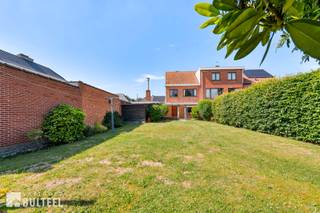 Bent u op zoek naar een woning die u volledig naar eigen smaak kan renoveren en inrichten, gelegen op een uitstekende locatie? Dan is deze te renoveren woning in de geliefde Molenwijk, vlakbij het centrum van Belsele, zeker een bezoek waard. De woning geniet van een ideale ligging in een rustige woonomgeving, op wandelafstand van het station en met verschillende winkels, scholen en andere voorzieningen in de onmiddellijke nabijheid. Bovendien is er een vlotte verbinding naar de E17, wat deze locatie extra aantrekkelijk maakt. Op het gelijkvloers beschikt de woning over een inkomhal, een gezellige leefruimte met haard, een keuken, een apart toilet en een garage. Aansluitend vindt u een overdekt terras dat uitgeeft op de ruime en zonnige tuin. Op de eerste verdieping bevinden zich drie slaapkamers en een badkamer. Daarnaast beschikt de woning nog over een ruime zolder, bereikbaar via een schuiftrap, die verschillende mogelijkheden biedt. De woning wordt verwarmd via een mazoutinstallatie en biedt dankzij haar solide basis en interessante indeling tal van mogelijkheden voor wie op zoek is naar een renovatieproject met potentieel. Ontdek de mogelijkheden en maak van deze woning uw nieuwe thuis.