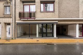 <p>Dit commercieel pand met garage, combineert een uitstekende visibiliteit met tal van mogelijkheden voor zowel eigen gebruik als investering.</p>
<p>Dankzij de ligging in een drukke, commerciële straat geniet het pand van een constante passage en maximale zichtbaarheid. Dit maakt het uitermate geschikt voor ondernemers die hun activiteit willen laten groeien op een strategische locatie.</p>
<p>Het gelijkvloers omvat een veelzijdige commerciële ruimte die flexibel kan worden ingericht volgens uw noden, of u nu een winkel, kantoor, vrij beroep of dienstverlenende activiteit wenst uit te baten. De aanwezigheid van een garage/opslagruimte vormt een belangrijke troef en biedt extra praktische mogelijkheden, wat zelden voorkomt in dit segment.</p>
<p>De centrale ligging in Liedekerke zorgt bovendien voor een vlotte bereikbaarheid en een sterke commerciële omgeving met gevestigde handelszaken in de directe nabijheid. Dit vertaalt zich niet alleen in een ideale uitvalsbasis voor zelfstandigen en starters, maar ook in een interessant investeringspand met aantrekkelijk verhuurpotentieel.</p>
<p>Kortom, een veelzijdig handelspand op een toplocatie dat zowel functioneel als commercieel sterk scoort.</p>
<p> </p>
<p>&#128222; Contacteer ons vandaag nog voor meer informatie of een bezoek ter plaatse.</p>
