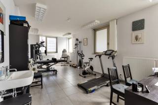 <div><div> <p>Praktijkruimte / kantoor in recent gebouw.</p><p>Deze gelijkvloerse ruimte biedt uitstekende mogelijkheden voor diverse professionele doeleinden. De voormalige kinesitherapiepraktijk beschikt over:</p><ul><li><p>Inkomhal met berging</p></li><li><p>Wachtzaal en afzonderlijk toilet</p></li><li><p>Drie praktijkruimten van 32 m², 12 m² en 6 m², elk voorzien van een wastafel</p></li><li><p>Praktische kitchenette</p></li></ul><p>Extra troeven:</p><ul><li><p>Hoekpand met veel lichtinval</p></li><li><p>Condensatieketel op gas</p></li><li><p>Airconditioning</p></li></ul><p>Ideaal voor therapeuten, zelfstandigen of andere vrij beroepsbeoefenaars die op zoek zijn naar een bereikbare en professionele werkruimte.  </p></div> </div>