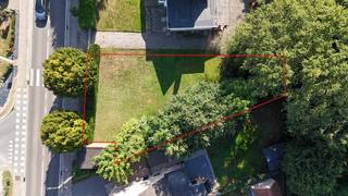 Perceel bouwgrond van 4a50ca voor open bebouwing gelegen langsheen verbindingsbaan. Zuidelijk georiënteerd.<br />Perceelsbreedte vooraan circa 16m - achteraan 8m.<br />Perceelsdiepte: 31m.<br />Bouwbreedte: max. 9m - bouwdiepte: max. 15m.<br />Dakhelling tussen 0 en 45°. Kroonlijsthoogte: max. 7m20.<br />Geen bouwverplichting. Goedgekeurde verkaveling.<br />Kosten voor opmeting + afpaling en aandeel verkavelingsakte ten laste van koper.<br />Gelegen: Mechelsebaan links van nr. 94A.<br />Stedenbouw info in aanvraag (woongebied - RUP Hart van Keerbergen in zone voor wonen).<br />Geen risicozone voor overstromingen - perceelscore B.