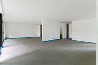 Moderne woning in harmonie met groen en comfort<br /><br />In dit unieke woonproject is bewust gekozen voor een moderne architectuur met een strakke, hedendaagse uitstraling. Tegelijk zorgen zachte elementen en een doordachte inplanting in het groen voor een warme, natuurlijke sfeer. Zo ontstaat een perfect evenwicht tussen eigentijds wonen en omgevingskwaliteit.<br /><br />De woning bevinden zich op een ruime perceel en bied alle comfort die u zich kan wensen. Op het gelijkvloers vindt u een inkomhal, een leefruimte met geïntegreerde eetruimte en open keuken, een bureauruimte, een berging, een gastentoilet en een royale garage. Op de eerste verdieping bevinden zich maar liefst 8 slaapkamers, 4 badkamers, een extra berging en een afzonderlijk toilet.<br /><br />Bij de ontwikkeling van dit project is veel aandacht gegaan naar energiezuinigheid en comfort. Dankzij doorgedreven isolatie, zonnepanelen en een geavanceerde warmtepomp met vloerverwarming én -koeling, behalen deze woningen een uitzonderlijk laag E-peil (onder E10). Dit garandeert niet alleen lage energiekosten, maar ook een aangenaam en stil binnenklimaat.<br /><br />De woning wordt afgewerkt in nauw overleg met de koper. Via persoonlijke klantenbegeleiding door de projectcoördinator kiest u zelf de afwerkingsmaterialen en details, volledig afgestemd op uw smaak en levensstijl. Zo creëren we samen uw droomwoning – tot in de kleinste details op maat uitgewerkt.<br /><br />Een nieuw thuis, op uw ritme en volgens uw wensen – modern, duurzaam en omgeven door groen.