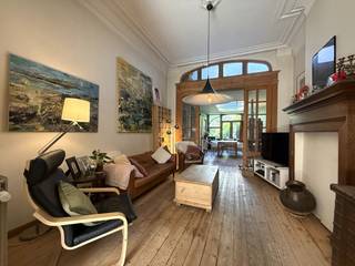 Op een uitstekende locatie, op slechts 500 meter van de Visserij en Bijgaardepark, bevindt zich deze ruime en charmante burgerwoning met authentieke elementen.<br />Hoge plafonds, originele schouwen, deuren, karaktervolle vloeren... geven deze woning een unieke uitstraling en bijzonder veel charme.<br /><br />Op het <strong>gelijkvloers </strong>vindt u een ruime inkomhal met authentieke trap, een bureauruimte, salon, eetplaats, ingerichte keuken, toilet en een gezellig stadstuintje waar u in alle rust kunt genieten.<br /><br />De <strong>eerste verdieping</strong> omvat momenteel een grote open ruimte die eenvoudig opnieuw kan worden ingericht als twee slaapkamers, een douchekamer en een aansluitende wasplaats.<br /><br />Op de <strong>tweede verdieping</strong> bevinden zich nog twee ruime slaapkamers en een comfortabele badkamer uitgerust met bad, douche en toilet.<br /><br />Op de <strong>derde verdieping</strong> beschikt de woning over een prachtige en ruime zolderkamer die tal van mogelijkheden biedt, evenals een volledige <strong>kelderverdieping </strong>onder de woning.<br /><br /><u>Algemene informatie:</u>
<ul>
<li>Bewoonbare oppervlakte: 295 m²</li>
<li>Grondoppervlakte: 140 m²</li>
<li>EPC: 316 kWh/m² jaar</li>
<li>KI: €686</li>
<li>Zeer goede bereikbaarheid</li>
<li>Winkels, openbaar vervoer... in de onmiddellijke omgeving</li>
</ul>
Richtprijs: 695.000 €<br /><br />Een karaktervolle stadswoning met veel ruimte, charme en mogelijkheden op een toplocatie in Gent.<br />Absoluut een bezoek waard!