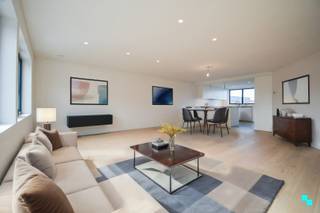 Ontdek dit lichtrijk nieuwbouwappartement met garage op de eerste verdieping van een zeer rustig gebouw (bestaande uit twee wooneenheden). De bewoonbare oppervlakte bedraagt maar liefst 105 m² (volgens EPC-attest). Dit appartement geniet van een uitstekende bereikbaarheid dankzij de onmiddellijke nabijheid van het centrum, de Rijksweg (N36) alsook het op- en afrittencomplex E403 (Roeselare-Rumbeke). Volgende indeling: Inkomhal, gezellige en lichtrijke leefruimte met open geïnstalleerde keuken (vaatwasmachine, koelkast, dampkap, dubbele spoelbak, oven en microgolf), met toegang tot het terras. Verder beschikt de eerste verdieping over een apart toilet, badkamer (voorzien van inloopdouche, enkele wastafel en voorziening wasmachine) en twee slaapkamers waarvan één met ingebouwde maatkasten. Het appartement beschikt ook over een zeer ruim zuidwest georiënteerd terras en een inpandige garage. Centrale verwarming op aardgas | EK conform | E51 (Energiezuinig) | Dubbele beglazing (HR) (PVC) | Centrale ligging. Margot (BIV 517.355) organiseert voor dit appartement de bezoeken ter plaatse, mits het maken van een afspraak