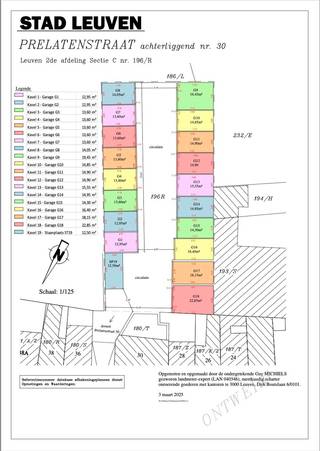 Deze garagebox (box 3) bevindt zich op een absolute topligging in het centrum van Leuven. In een buurt waar parkeergelegenheid bijzonder schaars is, vormt dit een uitstekende investerings- én gebruikskans.<br /><br />De garageboxen zijn achterin gelegen en maken deel uit van een verzorgd geheel van 18 garageboxen en 1 staanplaats. Ideaal voor wie een veilige en vlot bereikbare parkeer- of opslagruimte zoekt. Het huidige asbestdak wordt volledig door de eigenaar verwijderd en vernieuwd, wat een duidelijke meerwaarde biedt voor de toekomstige eigenaar.<br /><br />Interesse of meer informatie?<br />0474 386393<br />lotte@immogve.be