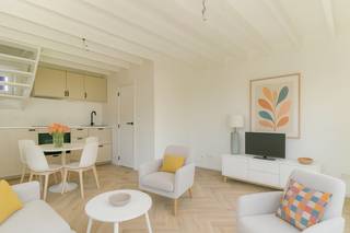 Gelegen op een idyllische locatie aan de kust, biedt deze charmante vakantiewoning de perfecte ontsnapping aan de drukte van het dagelijks leven. De nabijheid van het natuurreservaat 'De Schuddebeurze" is een extra troef en het domein bevindt zich ook op een boogscheut van zee &amp; strand, de jachthaven van Nieuwpoort en ideale fiets- en wandelroutes;<br />Een ruim terras nodigt uit tot buitenleven terwijl de goed onderhouden tuin met vijver een oase van rust biedt om te ontspannen en te genieten van de natuurlijke omgeving;<br />De woning geniet van een positief EPC-attest waardoor deze vakantiewoning niet belast is met een renovatieplicht;<br /><br /><u>Kenmerken:</u><br />* Geen renovatieplicht;<br />* Meubels inclusief;<br />* Panoramisch uitzicht;<br />* Privatieve parkeerplaats inclusief;<br />* Geen domicilie mogelijk;<br /><br />Interesse? Contacteer snel onze bureau en maak zeker een afspraak voor een vrijblijvend plaatsbezoek of om verdere info te bekomen;<br /> 