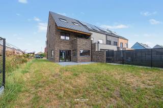 Ben je op zoek naar een ruime nieuwbouwwoning die je volledig naar eigen smaak kan afwerken? Deze halfopen bebouwing bevindt zich in een rustige woonwijk in Melsele, op korte afstand van het centrum en met een vlotte verbinding naar de belangrijkste verbindingswegen.<br /><br />De woning wordt aangeboden in ruwbouw wind- en waterdichte staat en biedt dankzij de ruime oppervlaktes en flexibele indeling heel wat mogelijkheden. De woning wordt verkocht binnen het stelsel van registratie en kan als het de enige eigen woning is aangekocht worden aan 2%.<br /><br />Met een bewoonbare oppervlakte van maar liefst ca. 205 m² beschikt de woning over een ruime open leefruimte met keuken op het gelijkvloers. De aanwezige betonnen trap zorgt voor een kwalitatieve basis en geeft toegang tot de bovenverdieping.<br /><br />Hier is momenteel ruimte voorzien voor maar liefst 5 slaapkamers, een bureauruimte, een zolder kamer en een badkamer. De indeling kan uiteraard nog volledig volgens eigen wensen worden bepaald, waardoor je de woning perfect kan afstemmen op jouw gezinssituatie en woonbehoeften.<br /><br />Een bijkomende troef is het dakterras, ideaal om een aangename buitenruimte te creëren.<br /><br />De woning wordt verkocht in ruwbouw wind- en waterdichte staat, waardoor je nog volledige vrijheid hebt bij de verdere technieken, afwerking en inrichting.<br /><br />Extra troeven:<br /><br />Aankoop mogelijk aan 2% registratiebelasting, indien aan de voorwaarden wordt voldaan.<br /><br />Een mooie kans voor wie op zoek is naar een ruime nieuwbouwwoning in een rustige omgeving, maar tegelijk dicht bij het centrum en belangrijke verbindingswegen wil wonen.<br /><br />Contacteer ons via 052 46 38 03 voor meer informatie, plannen of een bezoek.<br />