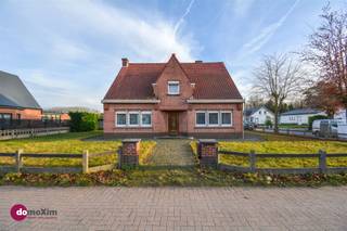 <p><span>Charmante, goed gelegen woning met veel potentieel in Boortmeerbeek</span></p><p><span> </span></p><p><span>Deze ruime gezinswoning is gelegen nabij de dorpskern van Boortmeerbeek. De ideale ligging zorgt dat je kan genieten van zowel de uitstekende bereikbaarheid als de nabijheid van diverse winkels. </span></p><p><span> </span></p><p><span>De grote inkomhal leidt je naar de ruime woonkamer met zit- en eetgedeelte. De keuken is aansluitend terug te vinden en geeft je een zicht op de tuin. De veranda biedt een extra plus. Verder is er op het gelijkvloers een ruimte ingericht als slaapkamer, maar deze kan perfect mee ingenomen worden als leefruimte. </span></p><p><span> </span></p><p><span>Op de eerste verdieping zijn er 3 comfortabele slaapkamers en een badkamer met wastafel &amp; combinatie bad/douche. Extra opbergruimte nodig? Geen probleem! De kelder en de zolder zijn hiervoor ideaal. </span></p><p><span> </span></p><p><span>Bovenop dit alles kan je met een gerust hart je wagen kwijt in de garage. Daarnaast is de ook de tuin een grote troef: ideaal om te genieten. </span></p><p><span> </span></p><p><span>Deze charmante woning is perfect om je eigen thuis te creëren en je eigen stempel te drukken. </span><span>Contacteer ons vandaag voor een bezoek!</span></p><p><span> </span></p><p><span>015 20 36 00 - <span>info@domoxim.be</span></span><span> </span></p><p><span> </span></p><p><span>domoXim. Waar dromen thuis komen!</span></p><p><span> </span></p><p><span>Ook de waarde van je eigen woning kennen? Wij geven je graag advies.</span></p><p><span> </span></p><p><span>Dit pand is onderworpen aan de renovatieverplichting van de Vlaamse overheid voor residentiële gebouwen (behoudens bij sloop binnen 6 jaar na de aankoop). Consulteer voor meer informatie de website van het Vlaams Energie- en Klimaatagentschap via https://www.vlaanderen.be/een-huis-of-appartement-kopen/renovatieverplichting-voor-residentiele-gebouwen.</span></p>