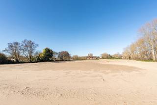 WELKOM | OPENDEUR | 22 maart van 10-12 uur
Ontdek Residentie De Wagenaar, perfect gepositioneerd tussen het charmante Oostduinkerke-dorp en het bruisende Oostduinkerke-bad, grenzend aan het weelderige natuurgebied "De Kerckeduynen" en op wandelafstand van het strand. Dit moderne en tijdloze project bestaat uit vijf ruime appartementen en twee tuinpaviljoenen. De ruime appartementen (tot 160 m²) zijn zuid gericht, zonovergoten en beschikken over 2 en 3 slaapkamers met 1, 2 of 3 badkamers. Geniet van het buitenleven en de omliggende natuur op de royale terrassen (tuinen tot 132 m²). Garages en bergingen zijn voorzien in de kelderverdieping. De afwerking is van topkwaliteit! Het gebruik van een warmtepomp (geothermie) in combinatie met vloerverwarming en zonnepanelen zorgt ervoor dat jouw toekomstige energiefactuur onder controle blijft. Bovendien kies je zelf de afwerkingsmaterialen voor keuken, badkamer, vloeren en binnendeuren.
NOG BESCHIKBAAR
1 gelijkvloers appartement
1 appartement op de eerste verdieping
2 tuinpaviljoenen met ruime tuin grenzend aan de duinen