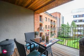 <p><span>Gemeubeld appartement met 2 slaapkamers in het centrum van Leuven</span></p><p><span> </span></p><p><span>Binnenkomen in het appartement doe je via de ruime inkomhal. Deze hal leidt je naar de leefruimte met open keuken. De keuken is voorzien van alle comfort. Vanuit de leefruimte heb je ook toegang tot het zuid-gerichte, overdekte terras met zicht op de gemeenschappelijke tuin. Verder in het appartement kan je de twee slaapkamers terugvinden, één voorzien van een dubbel bed, de andere van een dubbel sofa-bed en bureau. De badkamer is uitgerust met een inloopdouche en dubbele wastafel. </span></p><p><span> </span></p><p><span>De wasplaats is uitgerust met een wasmachine, droogkast &amp; handige opbergmogelijkheden. Verder heb je nog een apart toilet.</span></p><p><span> </span></p><p><span>In de ondergrondse parkeerplaats kan je jouw wagen kwijt. Je fiets kan je opbergen in de gemeenschappelijke fietsenstalling.</span></p><p><span> </span></p><p><span>Wil jij wonen in het bruisende centrum van Leuven met alle voorzieningen in de nabijheid? Aarzel dan niet langer en contacteer ons voor een bezoek! </span></p><p><span> </span></p><p><span>015 20 36 00 - <span>info@domoxim.be</span></span><span> </span></p>
