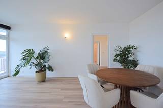 <p>Dok Noord is dé opkomende stadswijk van Gent, een nieuw stadsgedeelte aan het water, volop in ontwikkeling. Wie nu koopt, is er vroeg bij.<br /><br />Dit appartement met 2 slaapkamers werd van a tot z gerenoveerd: nieuwe elektriciteit, nieuwe leidingen, waterbestendige vinyllaminaat en nieuwe hoogrendementsramen. De volledig ingerichte keuken heeft een oven, microgolf, koelkast met diepvries, vaatwasser en inductiekookplaat met ingebouwde afzuiging. <br />Heel lichtrijke living met grote vensters en open uitzicht. <br />Volledig nieuwe badkamer met inloopdouche en een apart toilet. <br />Groot en zonnig terras.<br /><br />Op wandelafstand: het Houtdok, het Kapitein Zeppospark en de nieuwe waterpromenade. In de straat zelf een groene buurtzone met losloopweide. Op fietsafstand: op minder dan 10 minuten van het historisch centrum van Gent.<br />Strategische ligging door de nieuwe Verapaz-brug met directe verbinding naar Gent-Centrum.<br /><br />Energiezuinig: EPC 104 kWh/(m<sup>2</sup>jaar), energielabel B<br /><br />Troeven: <br />· gerenoveerd <br />· 2 slaapkamers <br />· zonnig terras <br />· volledig ingerichte keuken <br />· inloopdouche <br />· apart toilet <br />· nieuwe installaties <br />· EPC B <br />· Dok Noord<br /><br />Er zijn geplande werken namelijk het vernieuwen van de gevel en terrassen. Hierdoor zal het gebouw een nieuwe frisse uitstraling krijgen en zullen de terrassen iets breder worden. Wat de waarde uiteraard doet stijgen. Syndicus inlichtingen zijn in aanvraag. <br /><br />Dit is de kans om te investeren in een waardevol vastgoedproject in een bruisende omgeving volop in ontwikkeling!<br /><br />Energiezuinig: EPC 104 kWh/(m<sup>2</sup>jaar), energielabel B (bijna een A attest)<br />Bruto bruikbare vloeroppervlakte volgens EPC verslag 70m<sup>2</sup><br />KI 641<br />Stedenbouwkundige inlichtingen: inaanvraag 14/10/2026<br />Het perceel te Gent, afdeling 7, sectie G met perceelnummer 0710/00D004 bevindt zich niet in een risicozone voor overstromingen. <br /><br /><strong>Voor meer info of een bezoek bel Philip 0475757251</strong><br /><br /><br /><br /> </p>