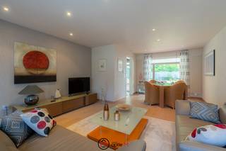 <h2><span>Deze woning is gelegen op een perceel van 5a84 in Stevoort, in een rustige en aangename residentiële buurt met weinig passage van auto's.</span></h2>
Je geniet hier van een vlotte bereikbaarheid richting het centrum van Hasselt en de E313 richting Antwerpen, terwijl je toch de rust en het groene karakter van Stevoort behoudt.<br /><br />Je betreedt de woning via de inkomhal met apart gastentoilet en een houten trap naar de eerste verdieping. Vanuit de inkomhal kom je in de lichtrijke leefruimte, afgewerkt met een parketvloer, grote raampartijen en inbouwspots. Aansluitend bevindt zich de keuken, uitgerust met een granieten werkblad, inductiekookplaat, dampkap, vaatwasser, oven en microgolfoven. Vanuit de keuken heb je toegang tot de garage, die is ingericht met wandkasten en technische voorzieningen. Naast de garage bevindt zich een carport.<br />Op de eerste verdieping kom je in de nachthal, die toegang biedt tot bureauruimte met inbouwkasten of een eerste slaapkamer, een zeer ruime badkamer met douche en ligbad, een dressing (of extra slaapkamer) en een ruime masterbedroom. De tuin is volledig aangelegd en beschikt over een groot overdekt terras met open haard. Achteraan bevindt zich nog een ruim tuinhuis.<br /><br /><strong>Troeven van deze woning in Stevoort:</strong>

<ul>
	<li>Gelegen in een rustige en residentiële buurt</li>
	<li>Leefruimte met parketvloer</li>
	<li>Zonnepanelen met thuisbatterij</li>
	<li>Garage en carport</li>
	<li>Groot overdekt terras met open haard</li>
	<li>Volledig aangelegde en omheinde tuin</li>
	<li>Ruim tuinhuis met extra opbergruimte</li>
	<li>EPC B</li>
</ul>
Interesse in dit huis te koop in Stevoort? Contacteer ons via Optie M vastgoed I carine@optie-m.be I 0478/41 58 70<br /><br />Wil je weten wat jouw woning waard is? Contacteer ons via bovenstaande gegevens. Wij staan klaar om je te begeleiden.<br /><br />Extra informatie: WG / VG / GVV / GMO / GVKR