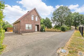 <p>Ontdek de charme van deze woning aan het Kerkvoetpad in Dilsen-Stokkem. Gevestigd in een rustige buurt biedt dit huis een geweldige basis voor een nieuw thuis. Het lijkt op een blanco canvas, perfect voor degene die een persoonlijke touch wil geven aan hun leefruimte. Laat uw creativiteit de vrije loop en maak van dit huis de plek van uw dromen.</p>

<p>De woning met een solide structuur biedt mogelijkheden voor verschillende opstellingen en indelingen, afgestemd op uw persoonlijke wensen. Terwijl het pand momenteel leegstaat, nodigt het uit tot vernieuwing en aanpassing aan uw levensstijl. De ligging biedt bovendien toegang tot een vriendelijke gemeenschap en alle noodzakelijke voorzieningen in de nabijheid, waardoor het een aangename keuze is voor zowel gezinnen als individuen.</p>

<p>Met deze woning hebt u de kans om de perfecte ruimte te creëren die volledig aan uw verwachtingen voldoet. Aarzel niet om contact met ons op te nemen voor een bezichtiging en om de mogelijkheden verder te verkennen.</p>