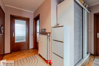 Immo Groot Leeuw stelt u dit mooie appartement gelegen op 2e verdiep met 2 ruime slaapkamers voor. Beschikkende over een mooie woonkamer,...