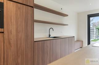 IDEALIS VASTGOED – Schitterend volledig vernieuwde woning (+- 220m²) met een heerlijke open leefruimte, 3 ruime slaapkamers, luxueuze badkamer,...