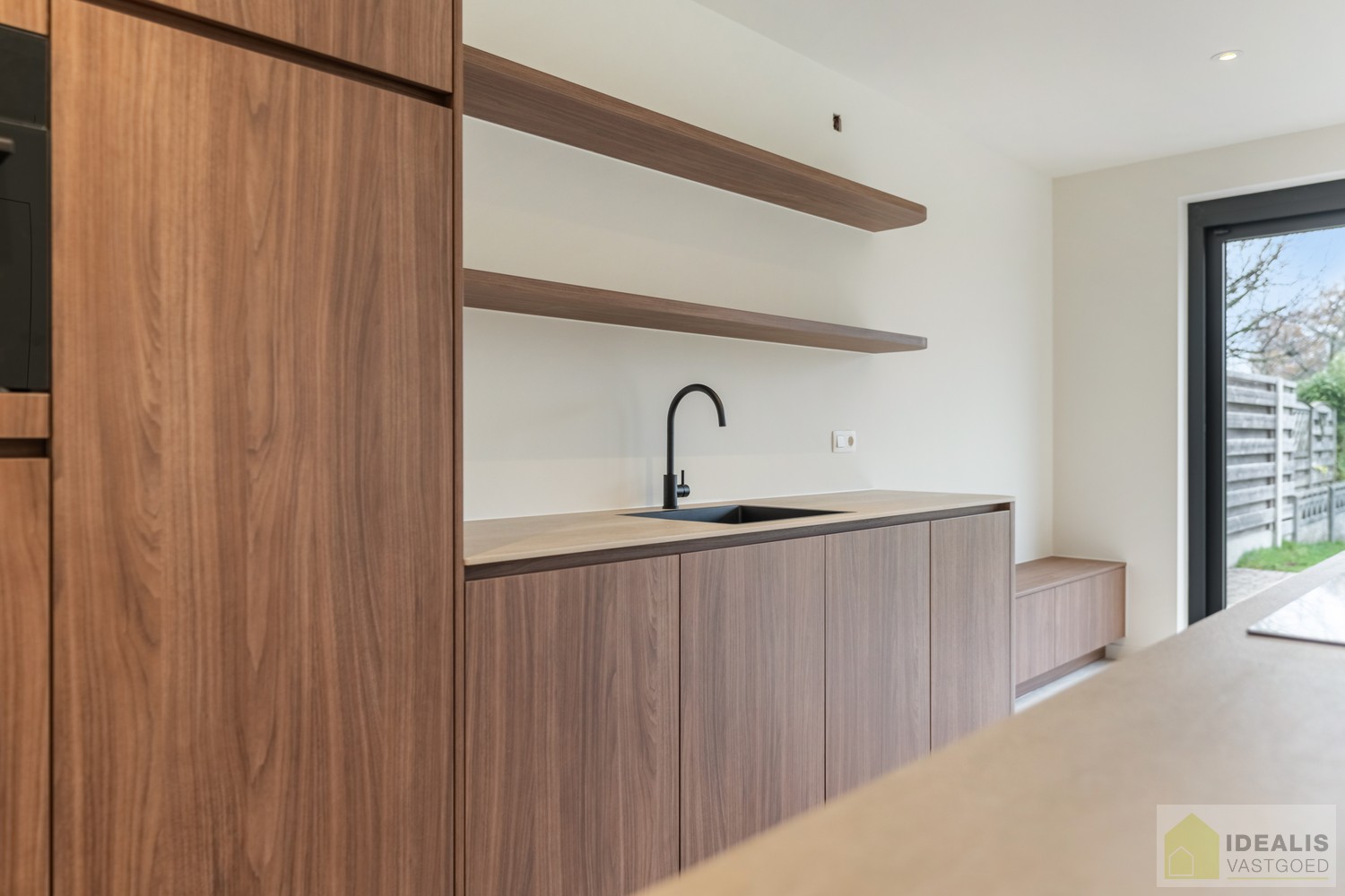 IDEALIS VASTGOED – Schitterend volledig vernieuwde woning (+- 220m²) met een heerlijke open leefruimte, 3 ruime slaapkamers, luxueuze badkamer, ruime wasplaats op een fijn zuid georiënteerd perceel! Dit heerlijke huis bevindt zich op een knap perceel van - foto 2