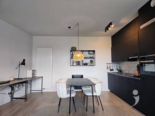 <p><span>Magnifique appartement de construction récente à louer dans le centre de Herent.</span></p><p><span>Proche de la gare ( Louvain - Bruxelles ) et à deux pas de l'entrée de l'autoroute.</span></p><p><span>Accès très facile aux commerces.</span></p><p><span> </span></p><p><span>L'appartement dispose d'un beau séjour lumineux, d'une terrasse matinale ensoleillée, d'une belle cuisine avec tous les appareils encastrés nécessaires (plaque de cuisson, réfrigérateur, four combiné, lave-vaisselle, évier) ainsi que d'une salle de bain joliment aménagée avec une grande douche à l'italienne et un lavabo simple avec des meubles.</span></p><p><span>Dans le couloir, il y a des placards utiles et des toilettes séparées avec lavabo, ainsi qu'une pièce de rangement avec un espace technique et une buanderie.</span></p><p><span>Il y a une belle chambre à coucher spacieuse.</span></p><p><span>Pour la voiture, il y a une place de parking privée spacieuse avec un espace de rangement supplémentaire fermé à clé et un espace de rangement pour les vélos est également prévu.</span></p><p><span> </span></p><p><span>L'appartement répond à des normes environnementales très strictes et a une consommation économique grâce à son faible niveau E.</span></p><p><span> </span></p><p><span>Disponible à partir du 4 novembre, éventuellement le 15 novembre.</span></p><p><span>Avance sur charges mensuelles 50 euros par mois.</span></p><p><span> </span></p><p><span>Intéressé(e) ? Contactez-nous à l'adresse</span><span> info@immolivit.be ou au 0470 55 64 24</span></p>