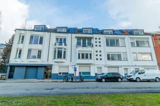 Vous recherchez une opportunité d'investissement ou un logement étudiant pour vos enfants qui font leurs études ? <br /><br />Emplacement idéal :<br />Situé au 70 Jan Delvinlaan, cet immeuble bénéficie d'un emplacement proche du centre de Gand. Les excellentes liaisons avec les transports en commun et la proximité des principaux campus en font un endroit idéal pour les étudiants. De plus, l'immeuble est situé dans un quartier avec un mobiscore de 9,3/10, les commerces sont à portée de main.<br /><br />Aménagement et équipements :<br />Le bâtiment a été entièrement rénové et comprend 36 logements étudiants<br />- Chambres avec ou sans sanitaires privés<br />- Studios<br />- Trois cuisines communes<br />- Espace de vie tendance pour se retrouver entre amis<br />- Jardin commun<br />- Grand local à vélos, idéal pour les étudiants<br />- Ascenseur<br /><br />Pourquoi investir dans ce bien ?<br />- Emplacement idéal : à quelques minutes à pied ou à vélo de plusieurs campus et du centre-ville<br />- Entièrement rénové<br />- Rendement locatif élevé : idéal comme investissement<br />- Espaces communs et privés : flexibilité pour différents groupes cibles<br />- Prêt à emménager : disponible pour la prochaine année universitaire<br />- Vente sous enregistrement<br /><br />Ce bien est parfait pour ceux qui recherchent un logement étudiant ou un investissement au cœur de Gand.<br /><br />Les surfaces utilisées sont des surfaces brutes.<br /><br />Contactez Anthony pour plus d'informations au 0488 14 62 77
