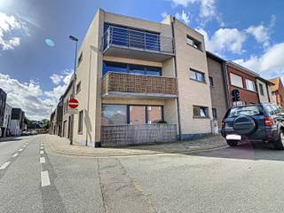 In deze kleinschalige residentie bevindt zich dit lichtrijke appartement met twee slaapkamers, gelegen op de tweede verdieping. Het...