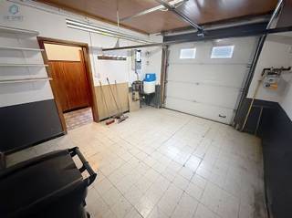 <h3><span>TE RENOVEREN WONING MET 3 SLAAPKAMERS, GARAGE EN TERRAS IN VIANE</span></h3><p><span>In het charmante Viane vindt u deze </span><span>ruime woning boordevol potentieel</span><span>, ideaal voor wie op zoek is naar een renovatieproject dat volledig naar eigen smaak kan worden ingericht.</span></p><p><span>Bij het betreden van de woning komt u in de inkomhal met een </span><span>voorplaats die perfect kan dienen als bureau of praktijkruimte</span><span>, wat deze woning ook interessant maakt voor vrije beroepen.</span></p><p><span>De </span><span>lichtrijke leefruimte</span><span> biedt tal van mogelijkheden om een gezellige woonomgeving te creëren. Aansluitend bevindt zich de </span><span>te renoveren keuken met zicht op het terras</span><span>, waar u na renovatie kan genieten van een aangename connectie tussen binnen en buiten.</span></p><p><span>Achteraan is er een </span><span>berging/wasplaats</span><span> die samen met de aangrenzende buitenberging kan worden samengevoegd tot één grote, functionele ruimte. Verder beschikt de woning over een </span><span>garage met sectionaalpoort</span><span>.</span></p><p><span>Op de eerste verdieping vindt u de nachthal, </span><span>drie ruime slaapkamers</span><span> en een badkamer uitgerust met douche, lavabomeubel en toilet.</span></p><p><span>De </span><span>zolderverdieping</span><span> biedt extra mogelijkheden en kan worden ingericht als bijkomende slaapkamer, hobbyruimte of bureau.</span></p><p><span>Renovatieplicht van toepassing.</span></p><p><span>Bent u op zoek naar een woning met ruimte, karakter en talloze mogelijkheden?<br />Aarzel dan niet en reageer op de advertentie voor meer informatie of een bezoek. Wij nemen graag contact met u op om een afspraak in te plannen.</span></p>
