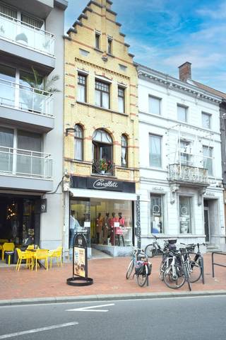 NOORDSTRAAT 9 - 8800 ROESELARE<br /><br />Op zoek naar een strategisch gelegen winkelruimte? Dit handelspand bevindt zich op slechts enkele meters van de Grote Markt, in het hart van Roeselare — dé ideale locatie voor wie zichtbaarheid en passage zoekt.<br /><br />Geschikt als winkel, showroom of boetiek, met een grote etalage en een verzorgde afwerking. Achteraan is er een magazijn en een sanitaire ruimte, wat het pand ook praktisch erg sterk maakt.<br /><br />Troeven:<br />- Uiterst commerciële ligging<br />- Veel passage, vlak bij de markt<br />- Grote etalage, ideale zichtbaarheid<br />- Magazijn en sanitair inbegrepen<br /><br />📞 Interesse? Neem snel contact op voor meer info of een bezoek!<br /><br />Onmiddellijk beschikbaar