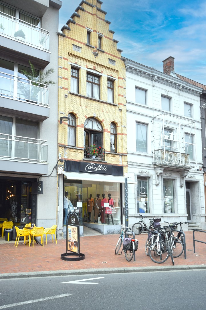 HANDELRUIMTE MET MAGAZIJN IN HET STADSCENTRUM VAN ROESELARE - foto 1