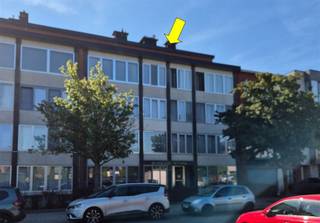 <p><span>Verzorgd  gemeubeld dakappartement met veel lichtinval, gelegen in een rustige buurt doch nabij winkels, openbaar vervoer, scholen, invalswegen, ...  </span></p><p><span>Het appartement omvat een lichte woonkamer op laminaatvloer met een moderne en volledig ingerichte open keuken waar ook een wasmachine is geïnstalleerd. In een kast vind je de recente CV condensatieketel. Via een schuifraam stap je op het zeer ruime dakterras.</span></p><p><span>Verder zijn er 2 slaapkamers op novilon vloer, waarvan de kleinste een schuifraam heeft naar het terras. Moderne compacte  badkamer met inloop douche en enkel lavabo meubel , Op de gang is er nog een apart toilet met handenwasser en een berging waar de droogkast staat.</span></p><p><span>PVC ramen met dubbele beglazing. Individuele verwarming op aardgas, tussenmeter water.  In de kelderverdieping is er een kelderberging. Alg.kosten: + € 100,00 (provisie water, onderhoud lift, poetsen gebouw, elektr. gang, onderhoud voortuin)</span></p><p><span> </span></p><p><span> </span></p>