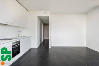 Het appartement heeft de volgende indeling: Men komt binnen in de inkomhal met het apart toilet en de berging (aansluiting wasmachine). Van...