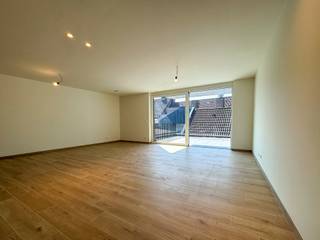 In de Stationsstraat te Bornem bieden wij dit prachtige nieuwbouwappartement op de eerste verdieping aan. Een energiezuinige en kwalitatief afgewerkte woonst waar comfort en hedendaags wonen centraal staan.<br /><br />Bij het betreden van het appartement kom je terecht in de lichtrijke leefruimte met grote raampartijen en een volledig uitgeruste open keuken. De leefruimte geeft rechtstreeks toegang tot het ruime terras, waar je in alle rust kan genieten van een aperitiefje.<br /><br />Verder beschikt het appartement over twee volwaardige slaapkamers, een praktische berging en een moderne badkamer uitgerust met een ruime inloopdouche en lavabo. Daarnaast is er een afzonderlijk toilet aanwezig.<br /><br />Ook op technisch en energetisch vlak is dit appartement volledig uitgerust met de nieuwste technieken. Zo geniet je van vloerverwarming in combinatie met een warmtepomp, een ventilatiesysteem type D en twee zonnepanelen.<br /><br />Daarnaast beschikt het appartement over een aparte fietsenberging. <br /><br />Er is eveneens de mogelijkheid om een autostaanplaats bij te huren voor € 100,00 per maand.<br /><br />De gemeenschappelijke kosten bedragen € 100,00 per maand.<br />Het appartement is beschikbaar vanaf 1 oktober.<br /><br />Het EPC is nog niet beschikbaar (nieuwbouw).<br /><br />Ben je op zoek naar een energiezuinig nieuwbouwappartement?<br />Contacteer ons gerust via bryann@julimmo.be of 0492 86 51 03.