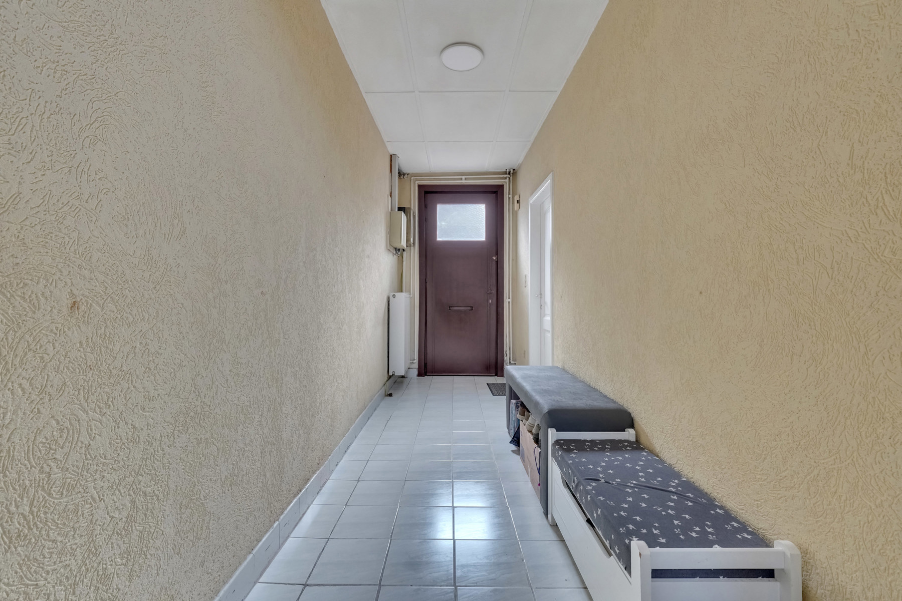 Halfopen gezinswoning met bijgebouwen 65m² en 85m², zonnepanelen en eigen inrit - foto 2