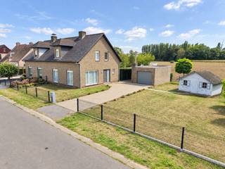 Een mooi perceel en een aangenaam groen uitzicht: deze halfopen bebouwing te Oosteeklo biedt heel wat potentieel voor wie op zoek is naar een woning die nog naar eigen smaak kan worden opgefrist!<br /><br />De woning beschikt over een totale perceeloppervlakte van maar liefst 951 m², waarvan 373 m² gelegen is in woongebied en 578 m² in agrarisch gebied. Dit zorgt voor een mooie buitenruimte, een gezellige zijtuin en een aangenaam open uitzicht.<br /><br />Binnen vinden we een gezellige leefruimte met houtvuur, een vernieuwde keuken en douchekamer op het gelijkvloers. Op de verdieping zijn er 3 ruime en volwaardige slaapkamers aanwezig en een oorspronkelijke badkamer.<br /><br />De woning is voorzien van dubbele beglazing, deels aangevuld met hoogrendementsbeglazing, en wordt verwarmd via een CV-ketel op mazout uit 2018. Mits de nodige opfrissingswerken kan deze eigendom uitgroeien tot een fijne gezinswoning op een bijzonder aangename locatie.<br /><br />Troeven:<br />- Halfopen bebouwing op 951 m² !<br />- Rustige ligging te Oosteeklo met mooi en groen uitzicht<br />- 3 ruime slaapkamers<br />- Vernieuwde keuken !<br />- Dubbele beglazing + deels HR-beglazing<br />- CV op mazout – ketel vernieuwd in 2018<br />- EPC-label C (Geen renovatieverplichting) !<br />- Gezellige zijtuin<br />- Aparte garage van ca. 3 x 6 m en afzonderlijk tuinhuis<br />- Mooie opportuniteit om verder naar eigen smaak op te frissen!<br /><br />Een woning met ruimte, een mooi perceel en heel wat potentieel te Oosteeklo!<br />Meer info of een bezoek? Bel WIJSvastgoed op +32 9 395 80 10 !