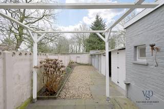 Deze woning, gelegen in een rustige zijstraat van het Kerkplein van Asper, combineert een centrale ligging met een aangename woonomgeving. Ze...