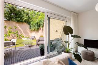 Dit ruime gelijkvloers future proof nieuwbouw appartement van 2010 met drie slaapkamers vinkt werkelijk alle boxen aan:<br /><br />- grote buitenruimte van 70m² met mooi terras én zonnige tuin<br />- ruime en lichtrijke leefruimte <br />- prachtige open en volledig ingerichte keuken (vernieuwd in 2021) met leuke toog<br />- mooie badkamer met ligbad én inloopdouche, apart toilet in de inkomhal<br />- praktische ruime wasberging, extra grote berging in de kelder en aparte fietsenberging<br />- 3 slaapkamers waarvan 1 grote master met dressing<br />- Ruime autostaanplaats (bij te kopen aan 30.000 euro) <br />- Energie zuinig B-label, blanco elektrische keuring, asbestvrij<br /><br />Ligging<br />Centrale ligging te Hoboken, in een rustige en residentiële wijk. Op een steenworp van de Hobokense Polder, park Sorghvliedt en het fort van Hoboken: dat is genieten van veel groen in de onmiddellijke omgeving! <br /><br />Verplichte vermeldingen<br />EPC score: B label: 161 kWh/m²<br />Stedenbouwkundige inlichtingen in aanvraag<br />P score A, G score A<br /><br />Bijzonderheden<br />- Dit prachtige appartement is 100 % instapklaar<br />- Alle voordelen van nieuwbouw, met verkoop onder registratie rechten!<br />- Cv op gas, HR combi-ketel werd in 2024 geplaatst<br />- Ramen met HR beglazing, voorzien van rolluiken<br />- Keuken werd in 2021 volledig vernieuwd en voorzien van alle nodige toestellen incl. combi stoomoven en combi microgolf/oven