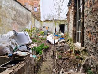 <p>Achter deze charmante gevel schuilt een woning boordevol mogelijkheden! Dit karaktervolle pand met authentieke elementen wacht op een nieuwe eigenaar die het renoveert en kan omtoveren tot een echte parel.</p>
<p>Deze ruime burgerwoning biedt tal van opties, ideaal voor wie droomt van een zelfstandige activiteit (ruimte zelfstandige activiteit: 68m2) of een stadswoning. Op het gelijkvloers bevindt zich de winkelruimte, de leefruimte met aanpalende keuken, de wasplaats en de badkamer. Op de eerste verdieping vinden we drie ruime slaapkamers, met daarboven de zolder met extra potentieel. de kelder biedt bijkomende bergruimte.</p>
<p>En als kers op de taart? Een gezellige stadstuin waar u kan genieten van rust en buitenlucht, midden in het centrum.</p>
<p>Benieuwd naar de mogelijkheden van deze unieke woning? Neem snel contact op met WSB-Immo en ontdek het zelf!</p>