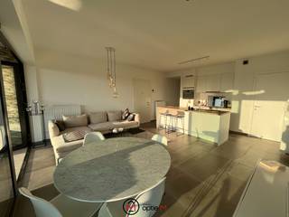 Ontdek dit prachtig nieuwbouwappartement gelegen in de bruisende Elfde-Liniestraat te Hasselt.<br />Het appartement bevindt zich op een centrale locatie, waardoor alle voorzieningen binnen handbereik zijn. Het is de perfecte woonplek voor wie modern comfort en een uitstekende ligging waardeert.<br /><br /><em><strong>Indeling van het appartement</strong></em>
<ul>
<li>Woonkamer: Ruime en lichtrijke woonkamer met grote ramen die voor veel natuurlijk licht zorgen.</li>
<li>Open keuken: Volledig uitgeruste, moderne keuken, voorzien van de nieuwste apparatuur. Ideaal voor wie houdt van koken in een open, gezellige ruimte.</li>
<li>Slaapkamers: Twee comfortabele slaapkamers met voldoende ruimte voor kasten en een bed.</li>
<li>Badkamer: Stijlvolle badkamer met inloopdouche en wastafel.</li>
<li>Berging: Praktische berging met aansluiting voor wasmachine en extra opbergruimte.</li>
<li>Toilet: Apart gastentoilet.</li>
<li>Terras: Ontspan in het zonnetje of geniet van een glaasje op je terras.</li>
<li>Parkeerplaats: Inclusief eigen parkeerplaats voor uw wagen.</li>
<li>Kelderberging: Extra bergruimte in de kelder, ideaal voor fietsen of andere spullen.</li>
</ul>
<br /><em><strong>Ligging</strong></em><br />Dit appartement bevindt zich op een uiterst centrale locatie in Hasselt.<br />Winkels, restaurants, openbaar vervoer en parken zijn allemaal op wandelafstand te bereiken.<br />Dankzij de gunstige ligging ben je bovendien snel op de grote invalswegen.<br /><br /><br /><em><strong>Huurvoorwaarden</strong></em>
<ul>
<li>Onmiddelijk beschikbaar. </li>
<li>Huurprijs: 1100€ + 90€ gemeenschappelijke kosten.</li>
</ul>
<br />Ben je op zoek naar een stijlvol en centraal gelegen appartement in Hasselt?<br />Neem dan snel contact op voor meer informatie of om een bezichtiging in te plannen !